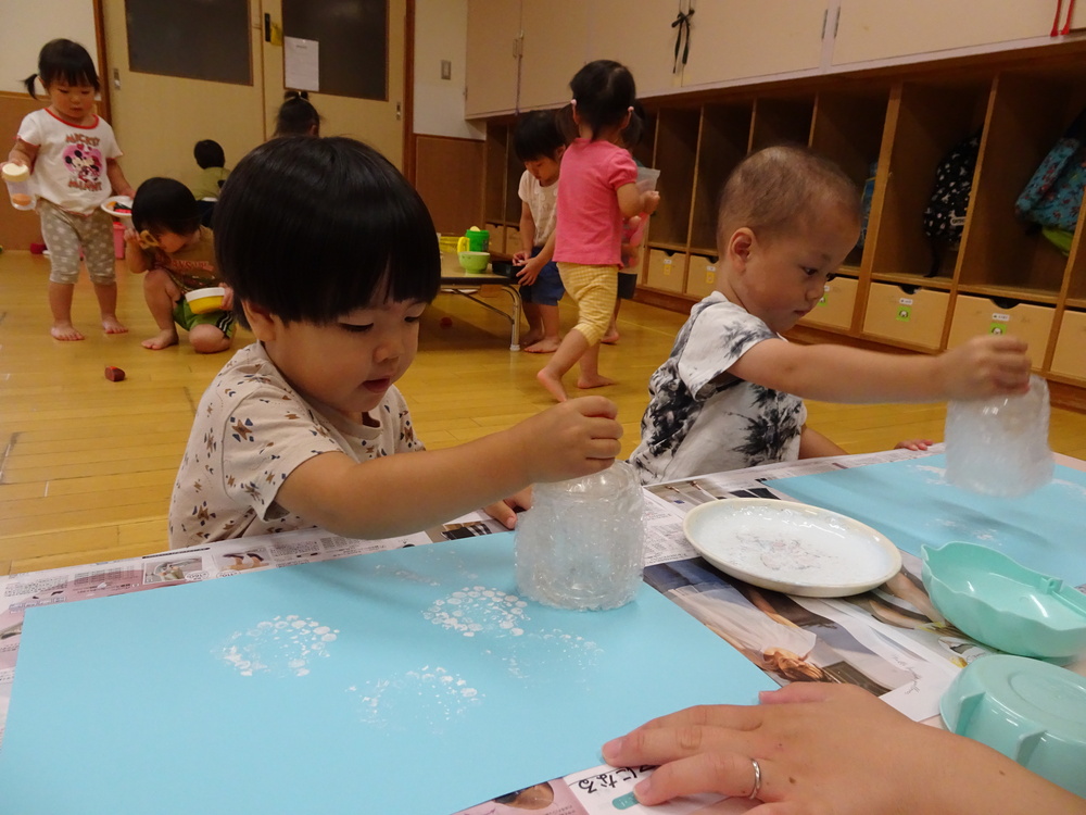 製作をする子ども (3)