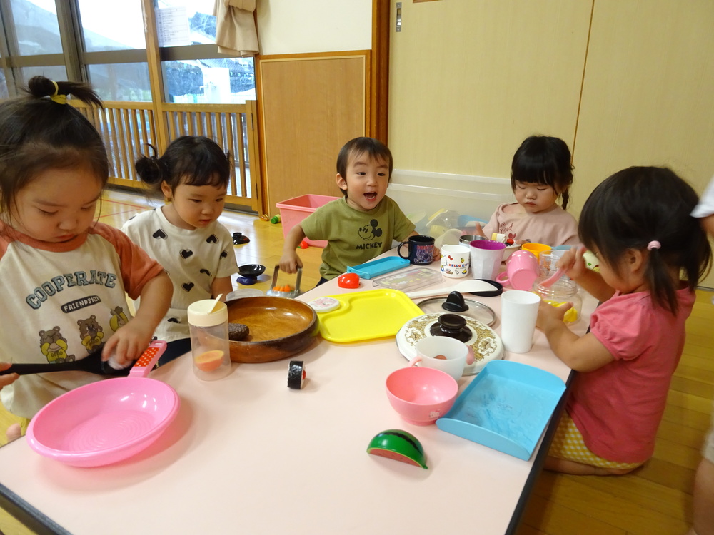 室内で遊ぶ子ども