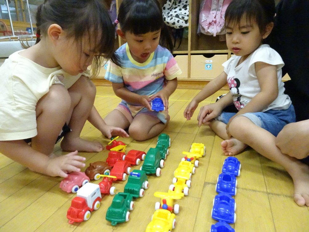 室内で遊ぶ子ども (2)