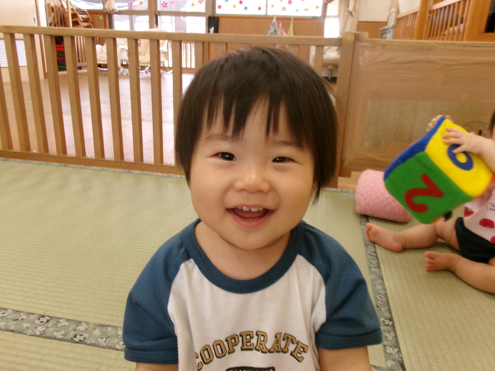 笑っている