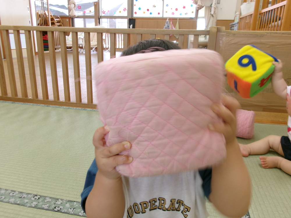 顔を隠す