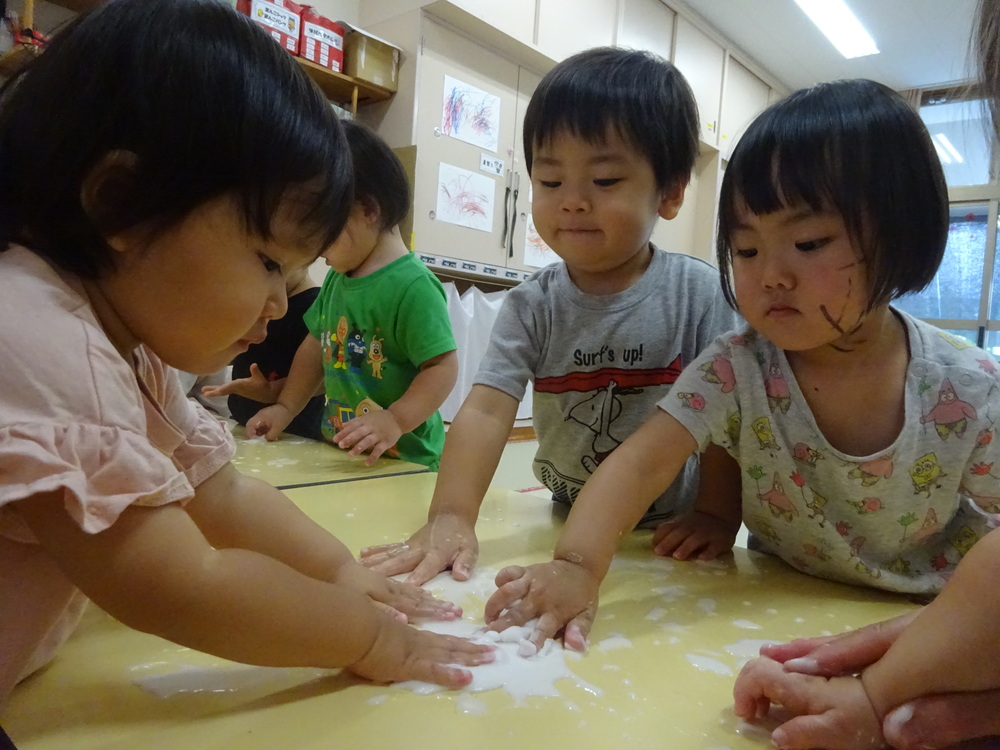 片栗粉スライムで遊ぶ様子 (2)