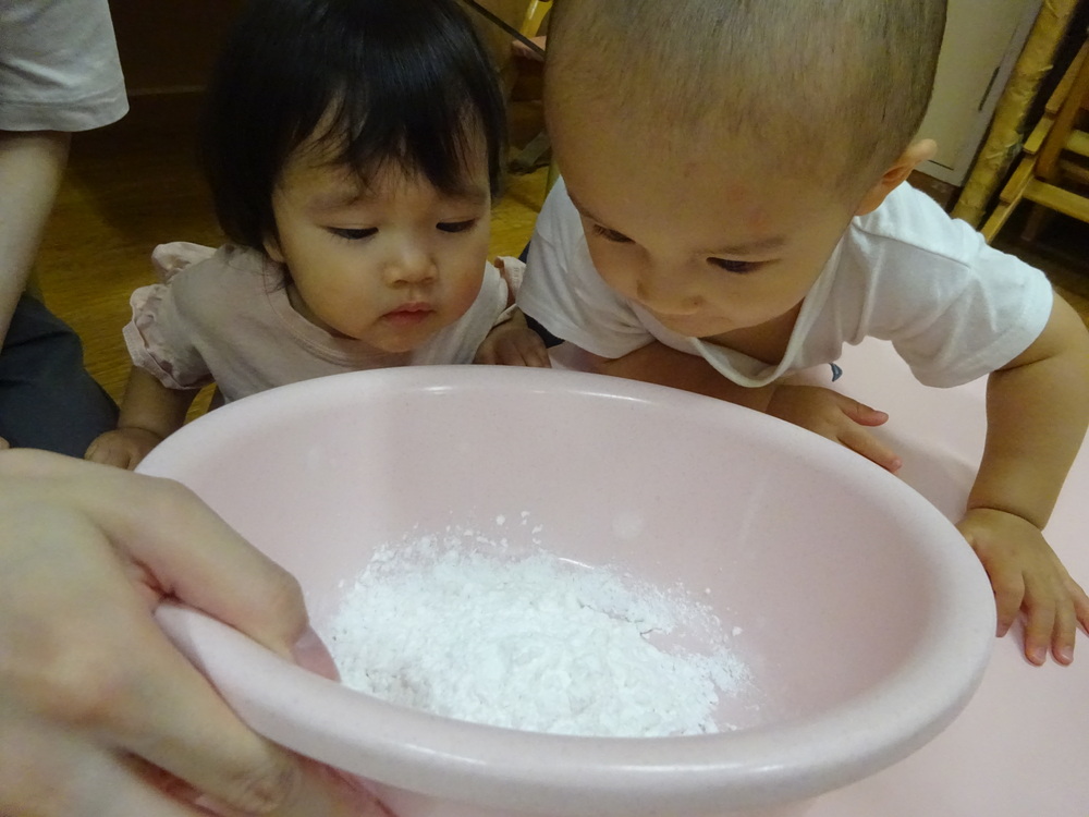 片栗粉粘土遊びをする様子