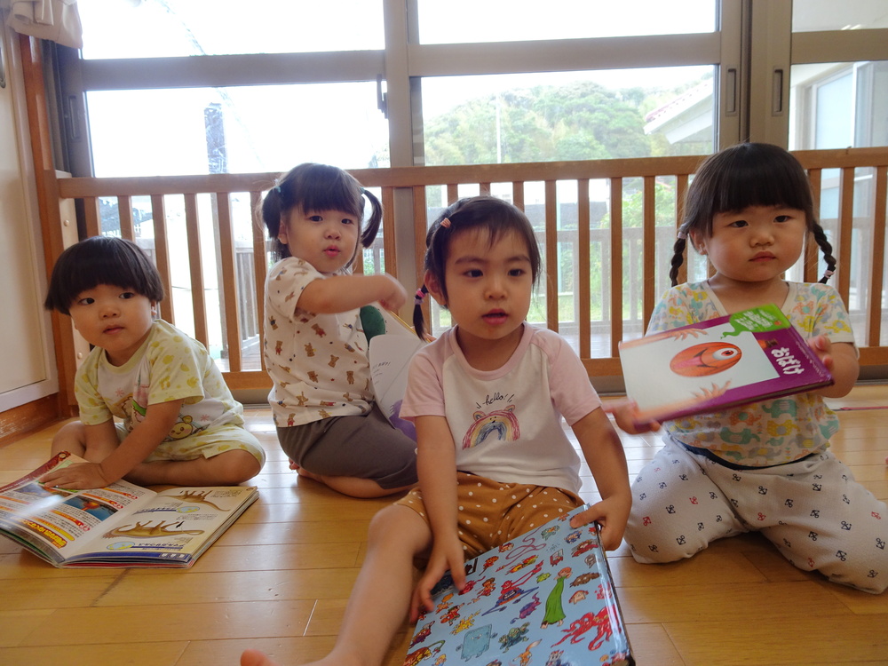 絵本を見る子ども (1)