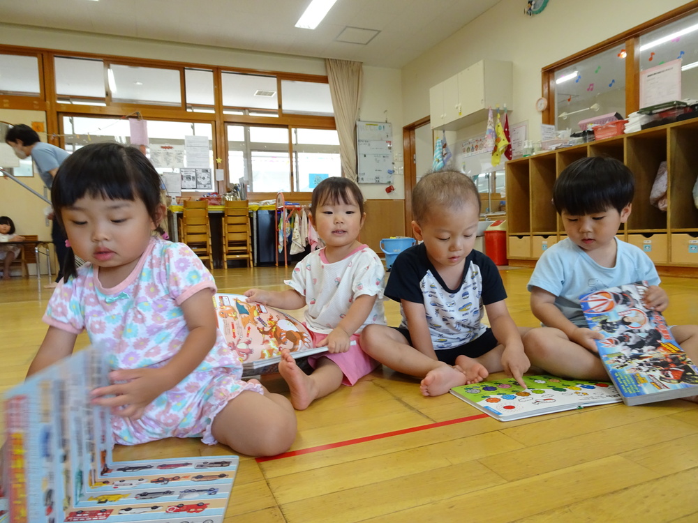 絵本を見る子ども (2)