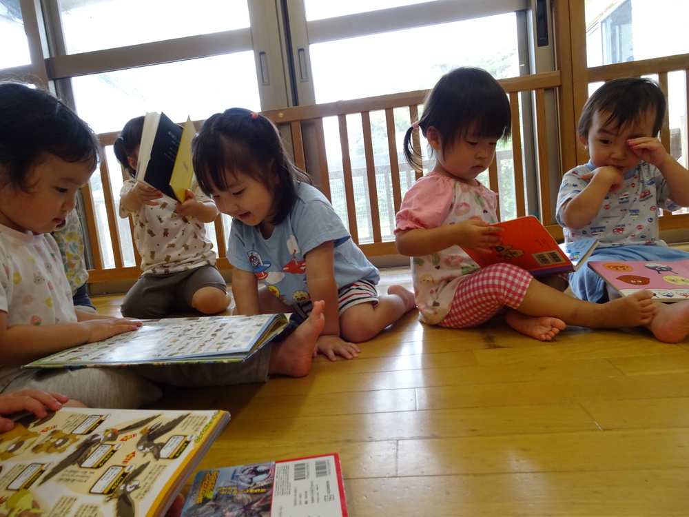絵本を見る子ども (3)
