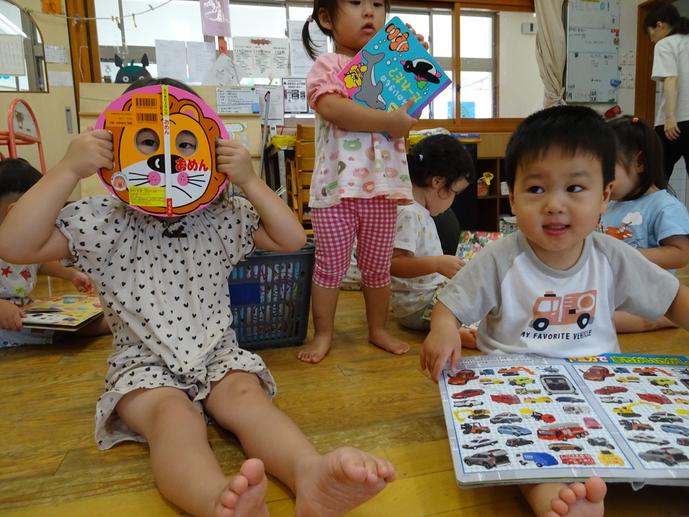 絵本を見る子ども (4)