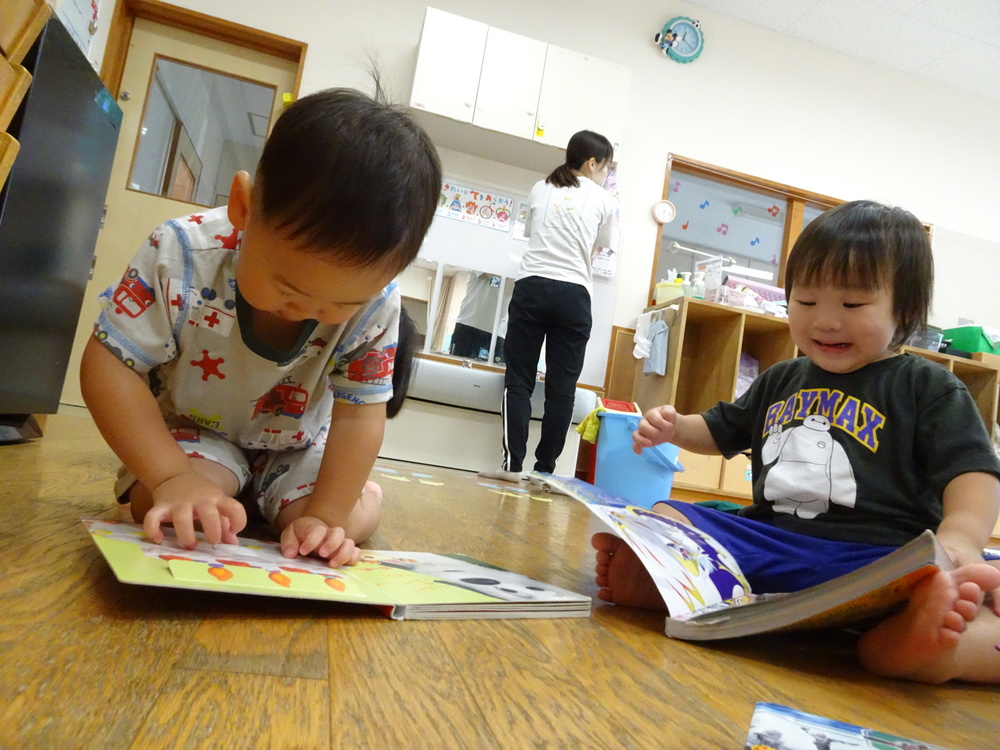 絵本を見る子ども (5)