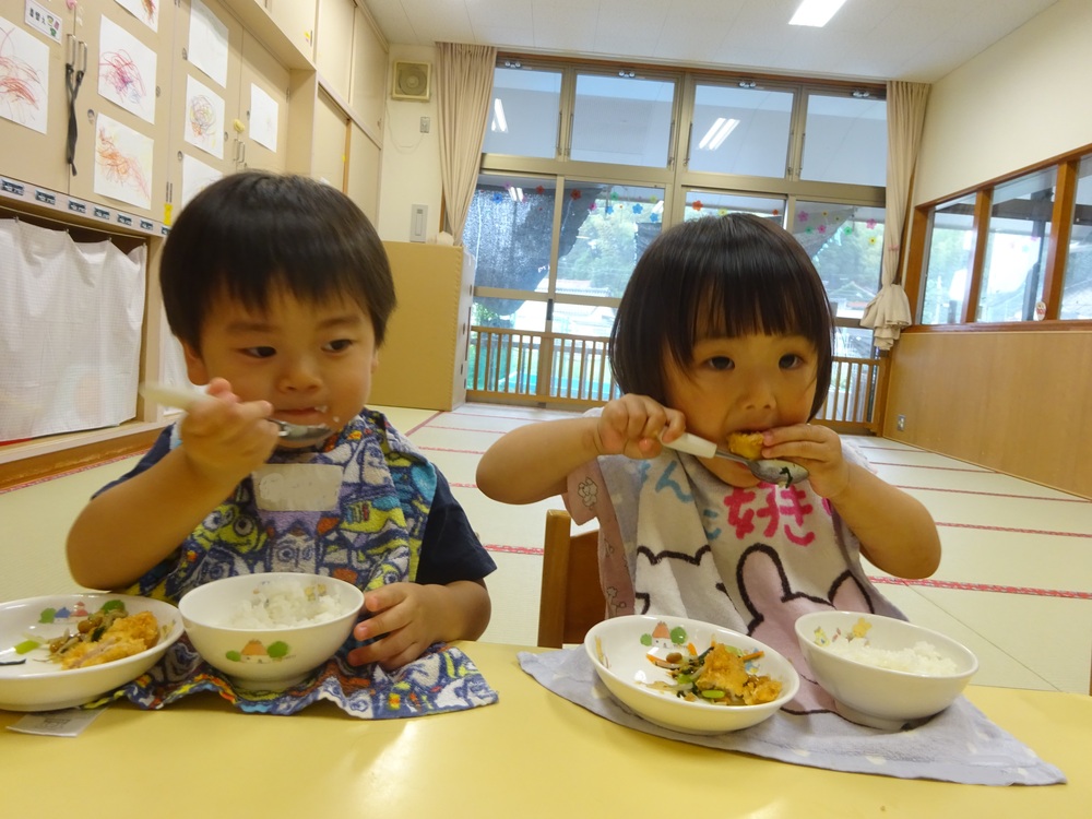 給食を食べている様子