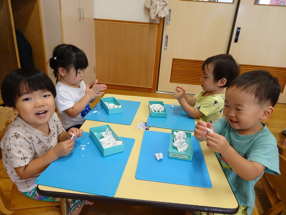 粘土で遊んでいる様子１