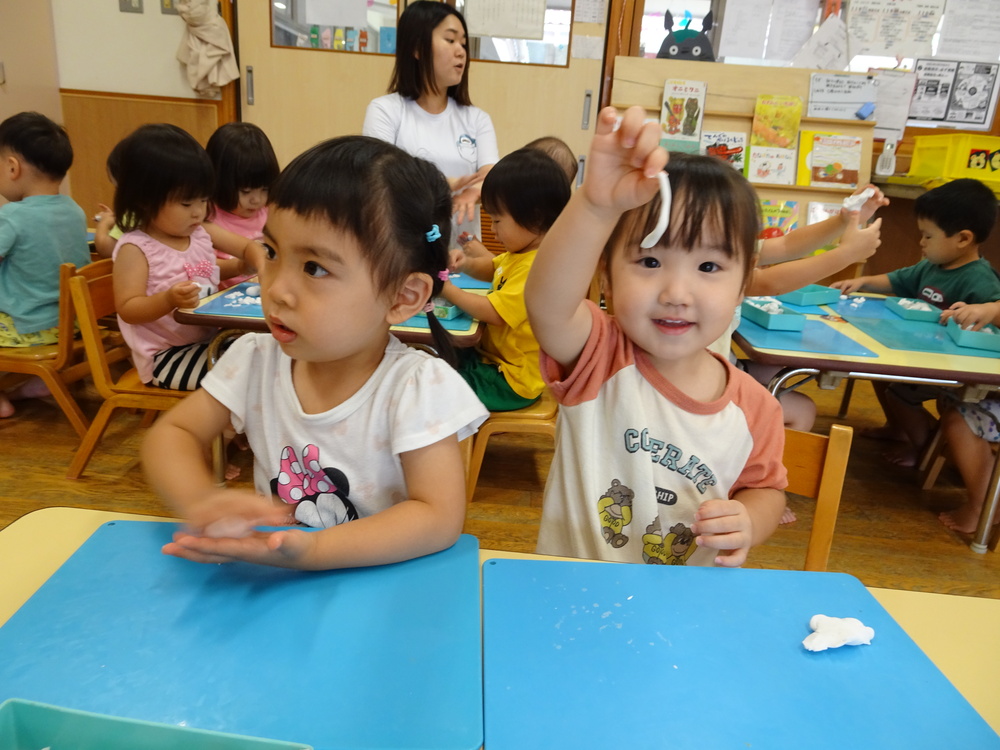 粘土で遊んでいる様子３
