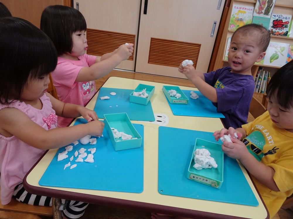 粘土で遊んでいる様子４