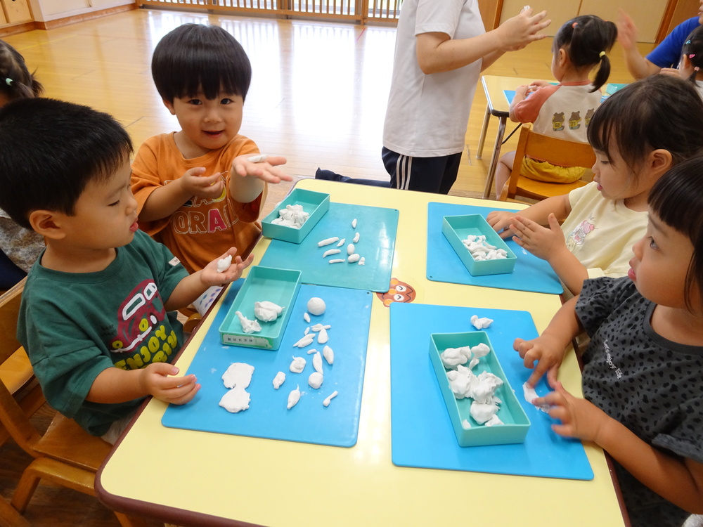 粘土で遊んでいる様子５