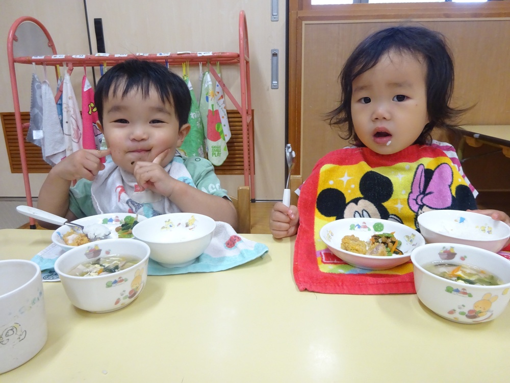 給食を食べている様子 (3)