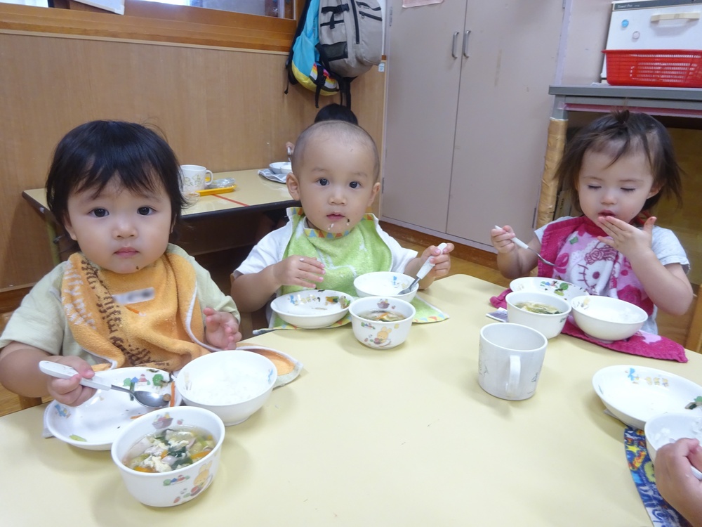 給食を食べている様子 (4)