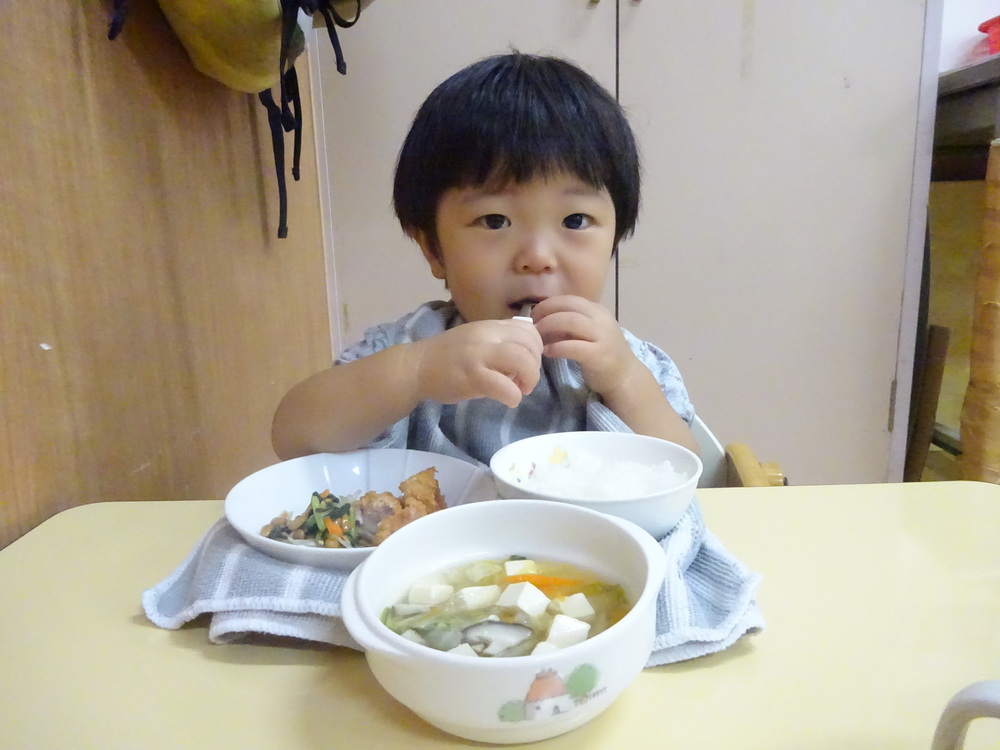 給食を食べている様子 (5)