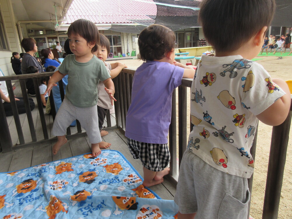 夏祭りリハーサルを見ている様子