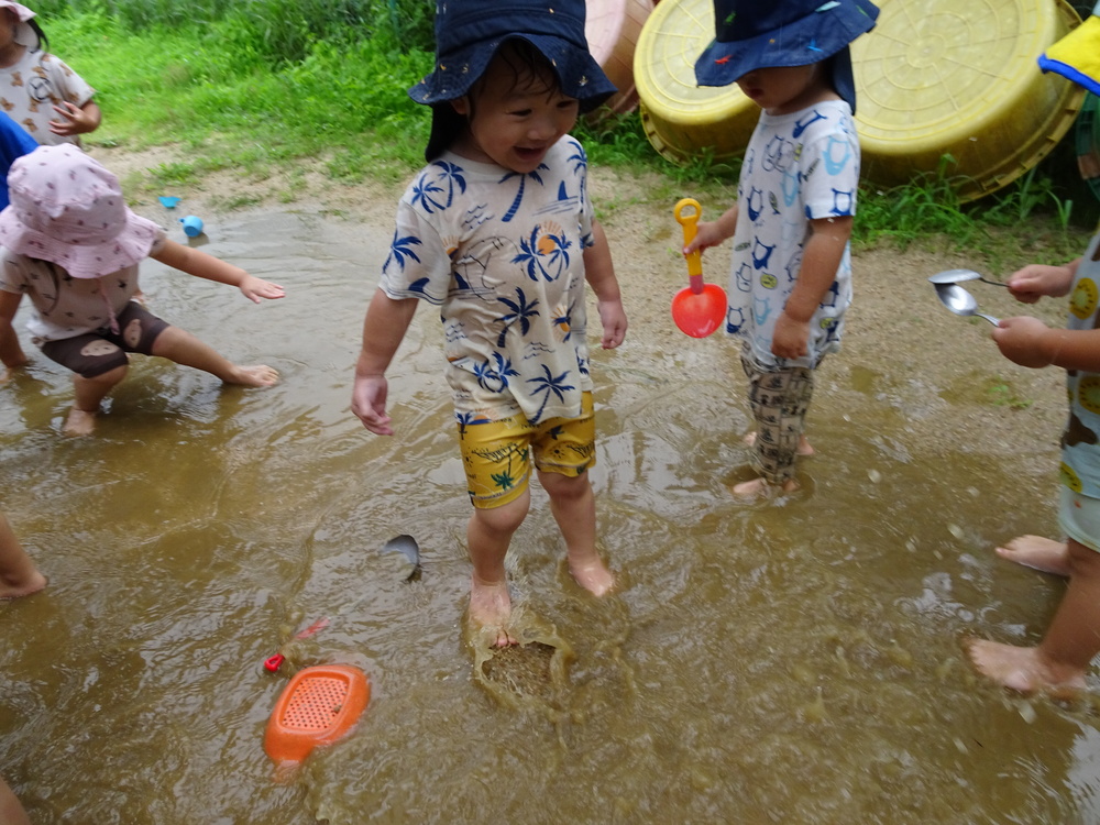 泥んこ遊びをする子ども (1)