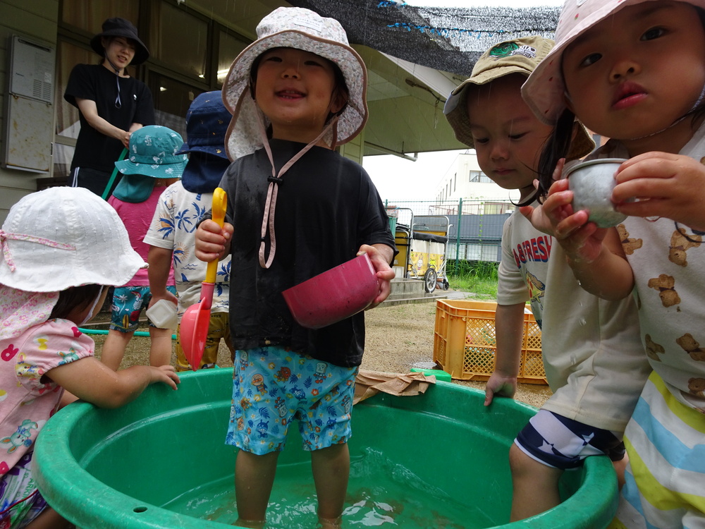 泥んこ遊びをする子ども (2)