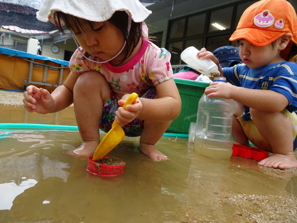 泥んこ遊びをする子ども (3)
