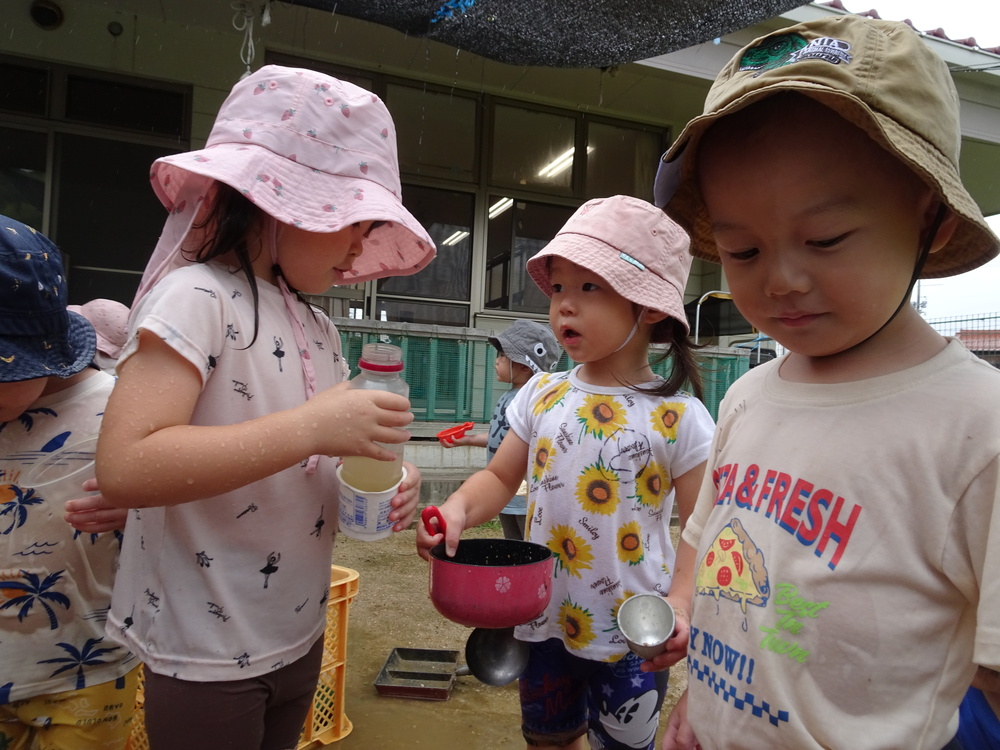 泥んこ遊びをする子ども (4)