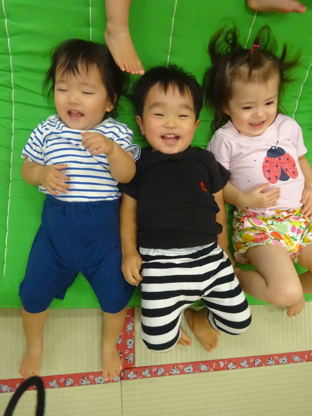 マットに寝転がる様子