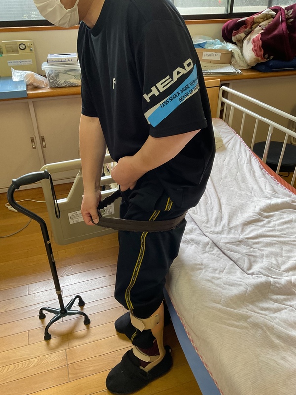 ズボンの上げ下げを想定しています