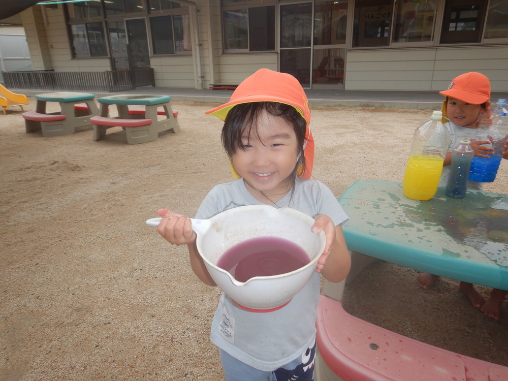 色水遊びをしている様子 (3)
