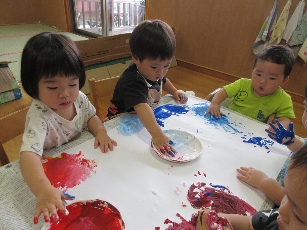 絵の具で遊んでいる様子 (1)