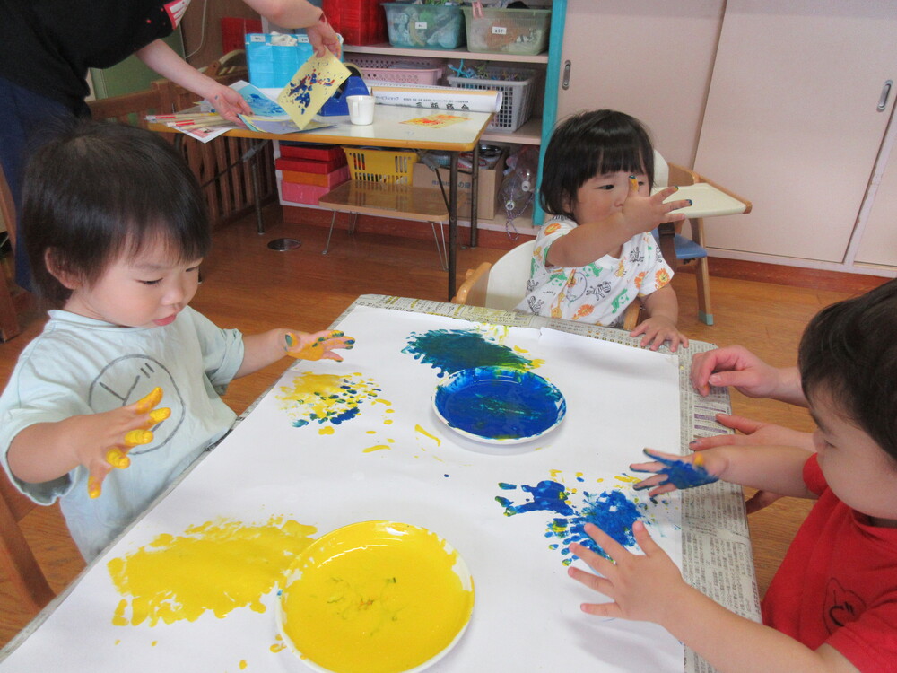 絵の具で遊んでいる様子 (2)