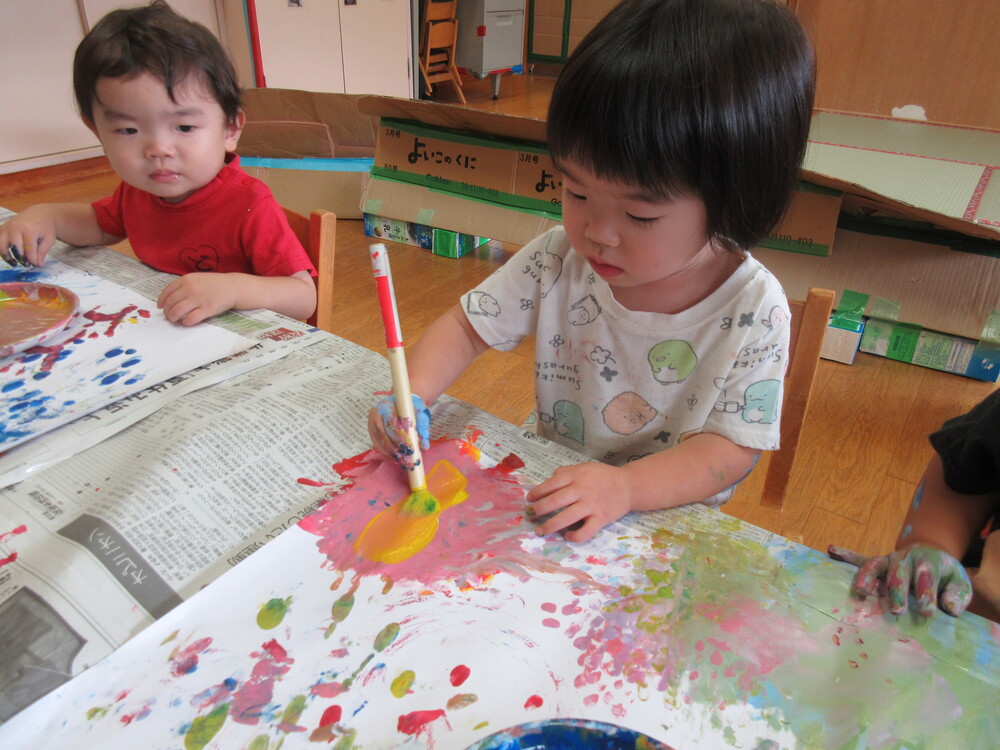 絵の具で遊んでいる様子 (4)