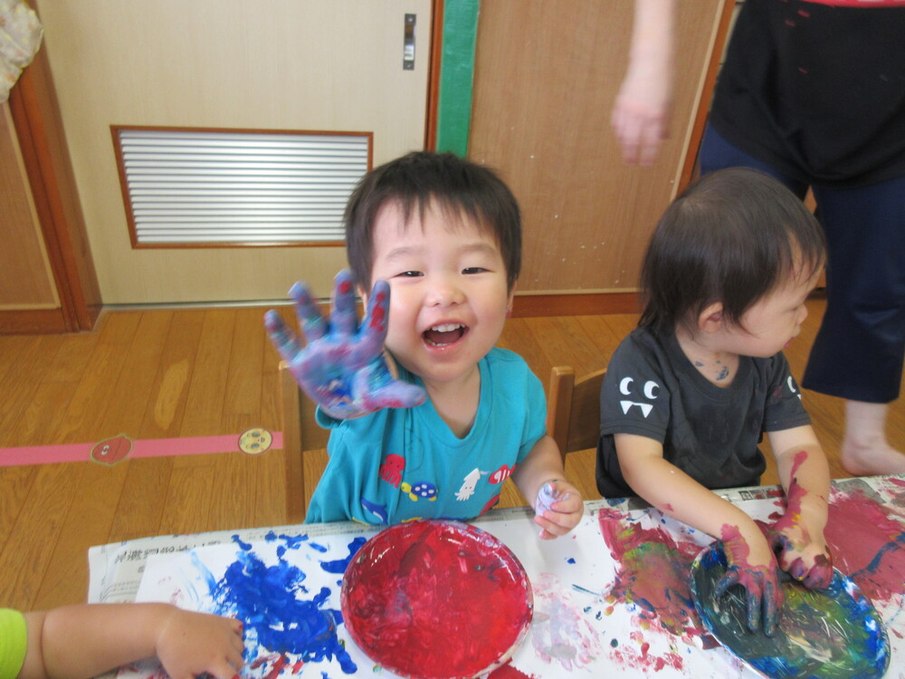 絵の具で遊んでいる様子 (6)