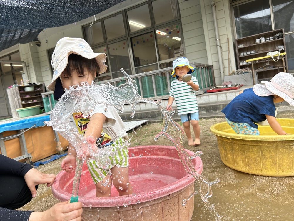 泥んこ遊びをする子ども