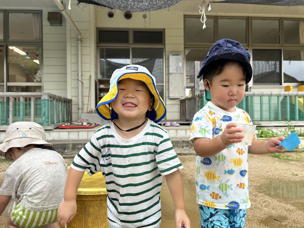 泥んこ遊びをする子ども (3)