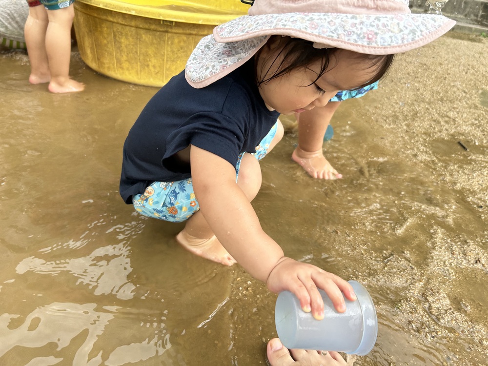 泥んこ遊びをする子ども (4)