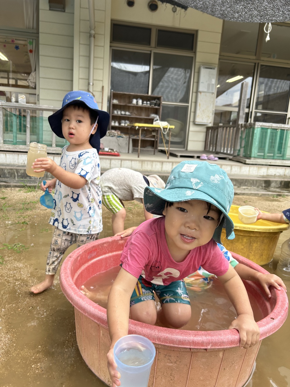 泥んこ遊びをする子ども (5)