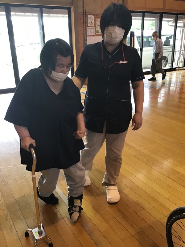 歩行中です