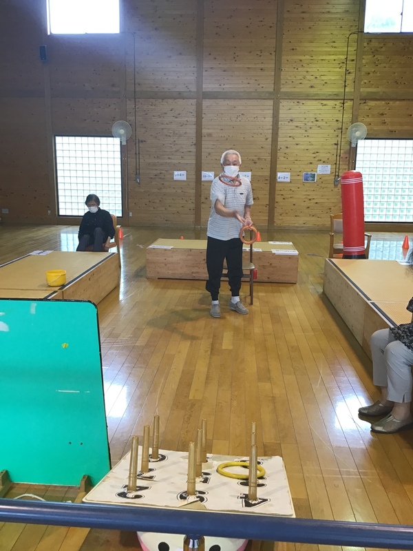 立位で輪投げです