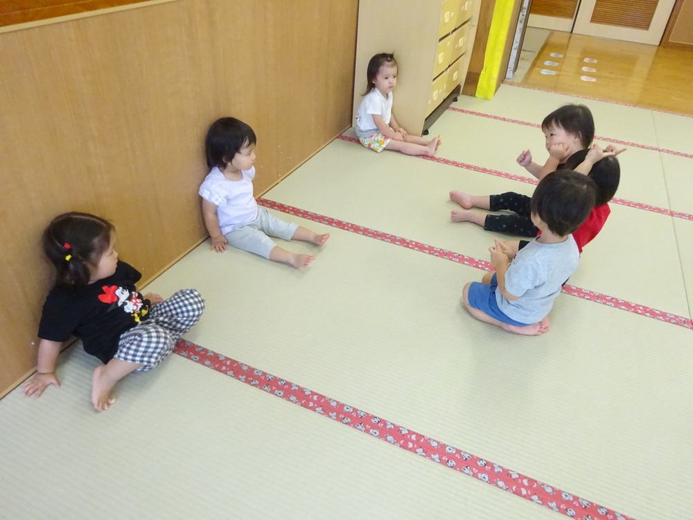 手遊びをする様子