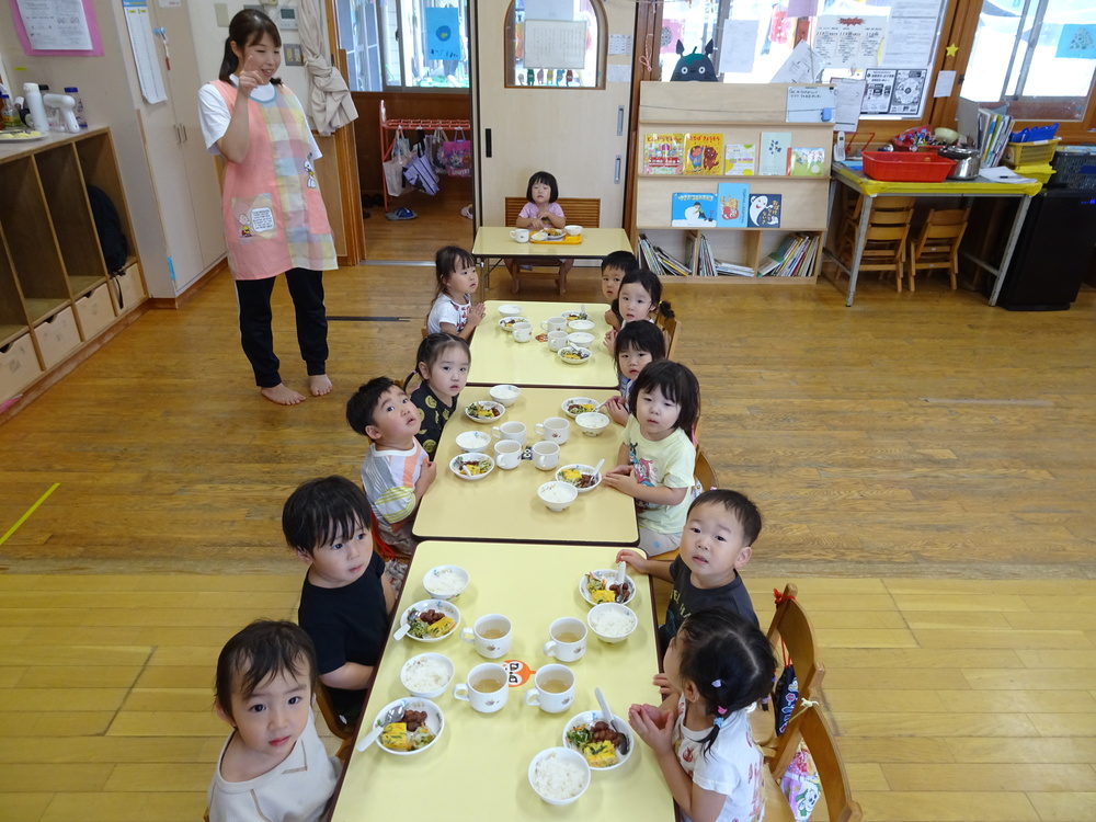 給食を食べる子ども