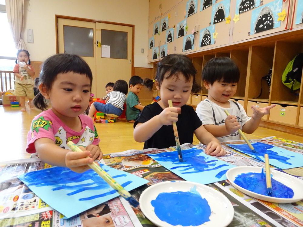 製作をする子ども (1)