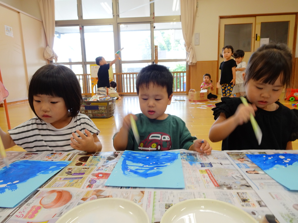 製作をする子ども (2)