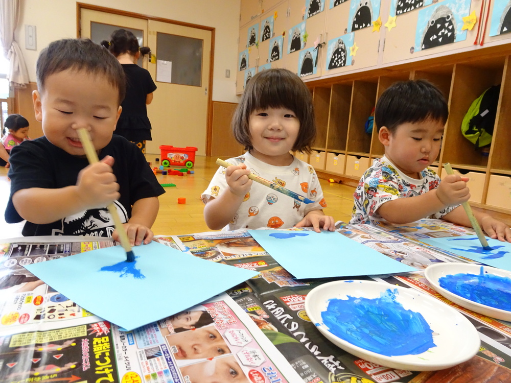 製作をする子ども (3)