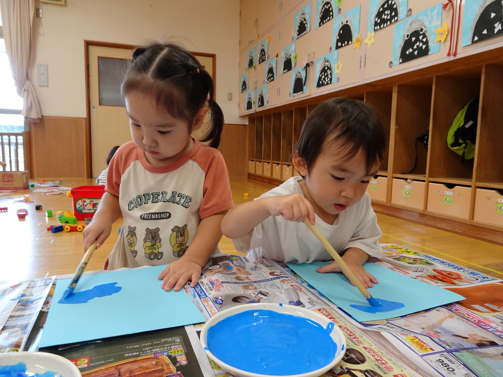 製作をする子ども (4)