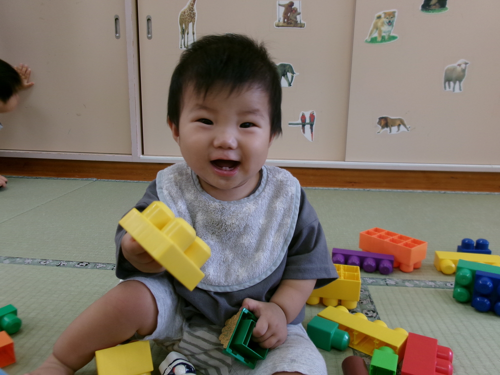 ブロックで遊ぶ子ども