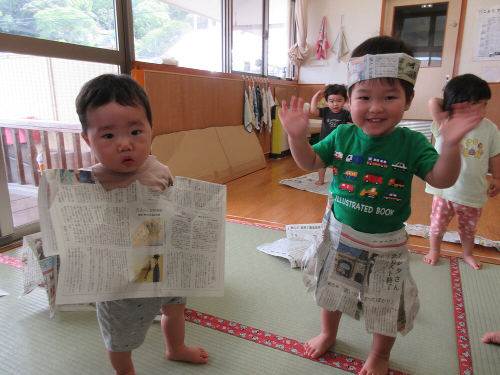 新聞紙遊びの様子 (1)