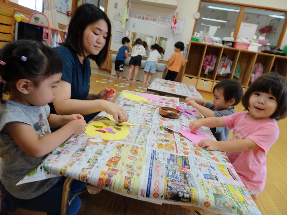 海の生き物の製作をしている様子 (3)