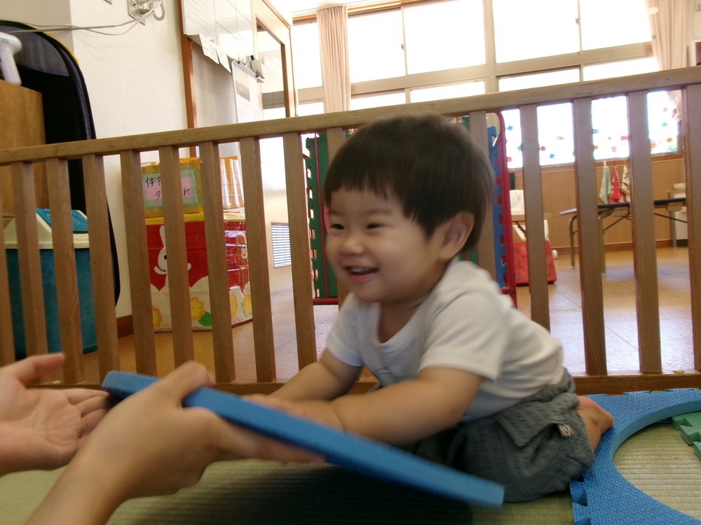 プラポイントで遊ぶ子ども
