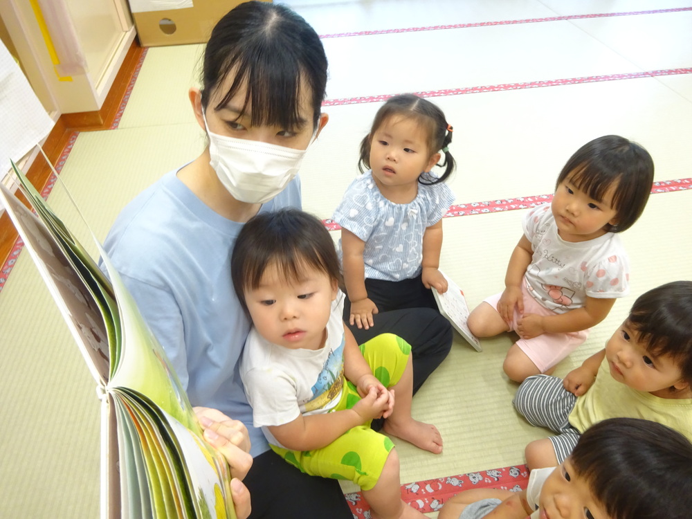 絵本読み聞かせ (1)