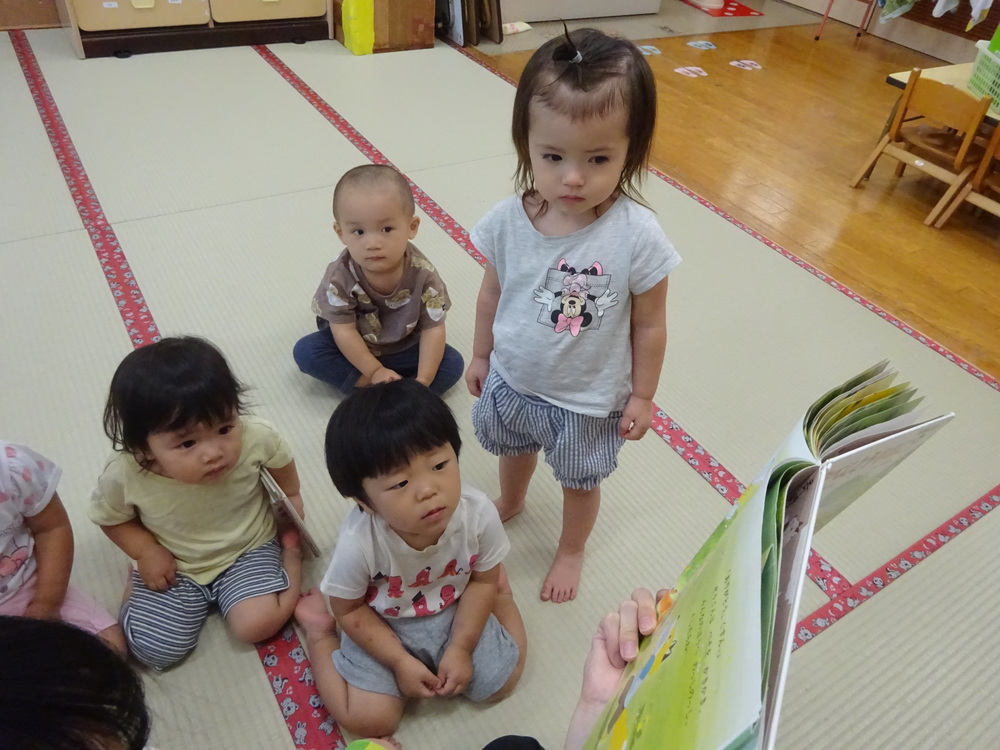 絵本読み聞かせ (2)